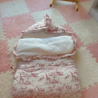 Chancelière bébé motif safari rose – comme neuve